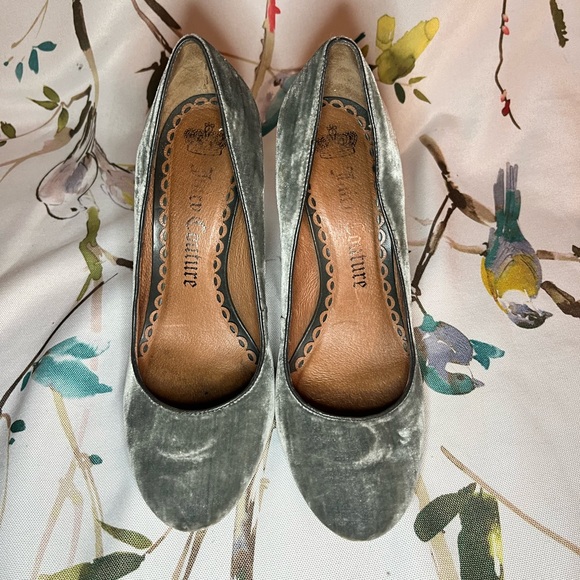 Grey velvet, round toe, wooden heel pump by Juicy Couture w box (nearly vintage) - Picture 4 of 15